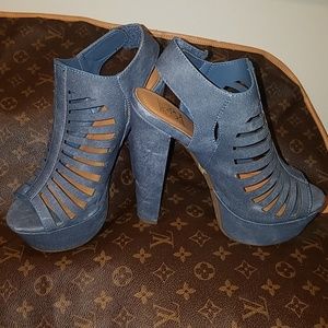 Jean denim looked like sandals.